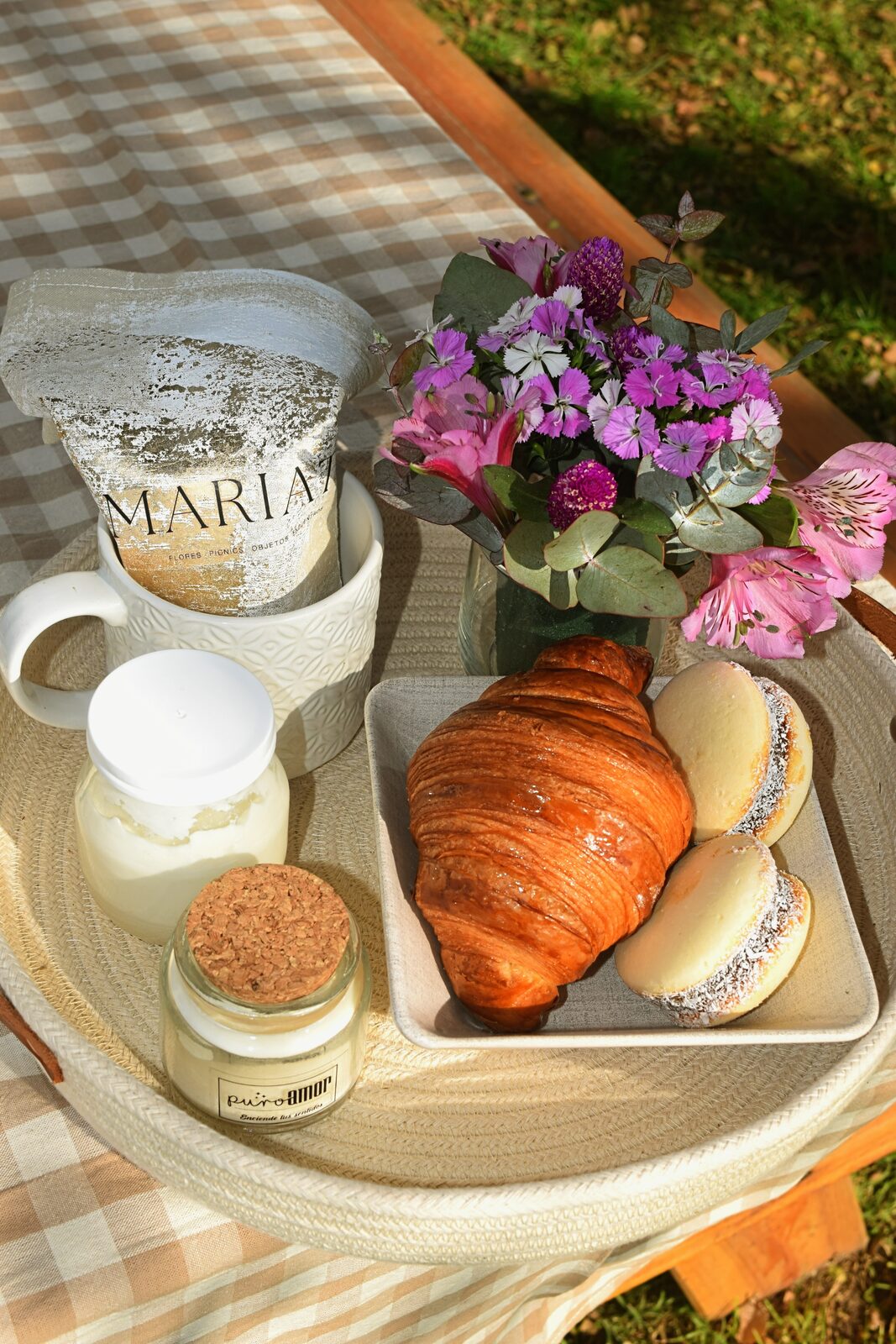 Bandeja de desayuno con flores y café