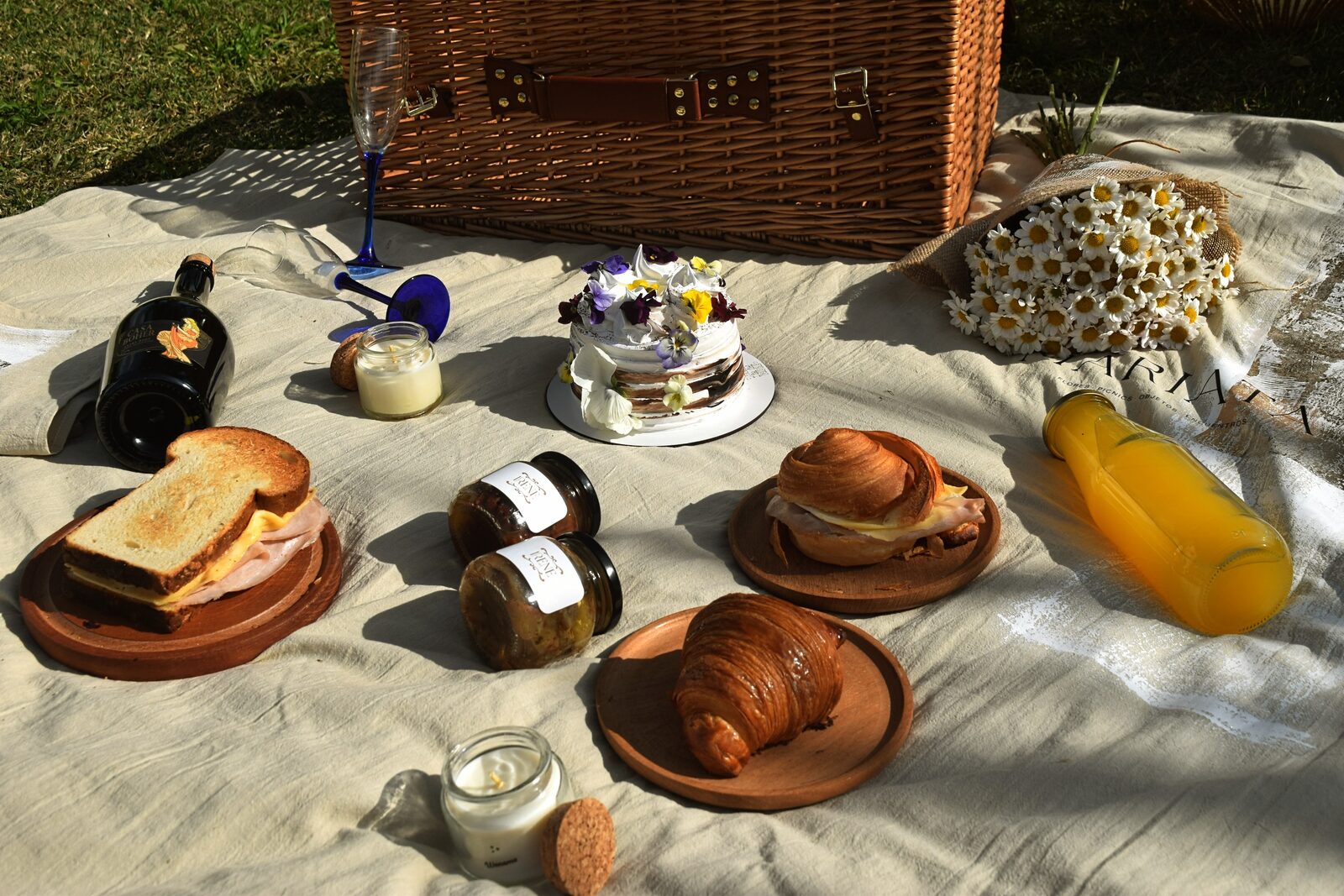 Picnic desplegado con ramo de margaritas
