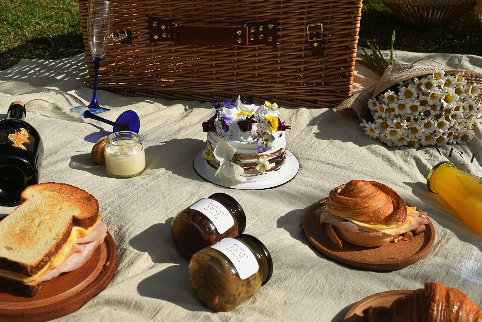 Mesa de picnic desplegada sobre el pasto