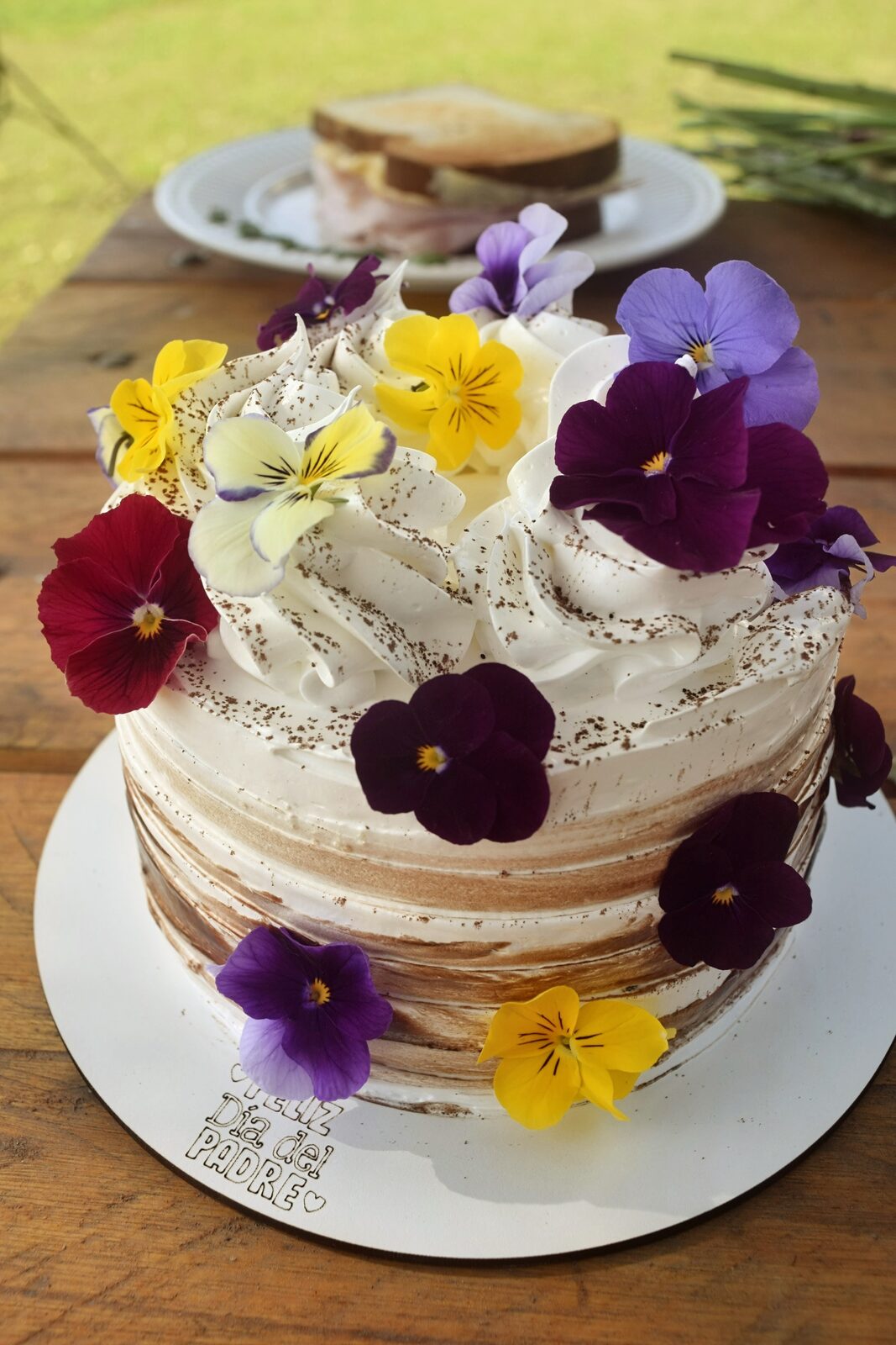 Torta de merengue con flores comestibles